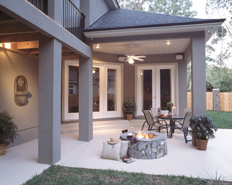 partially covered outdoor living area with built-in fire pit