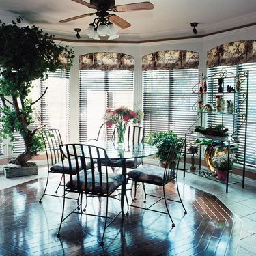 country decorated sunroom