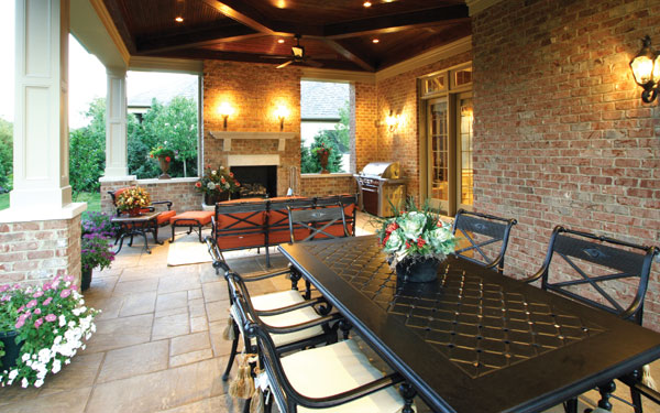 covered patio with outdoor dining